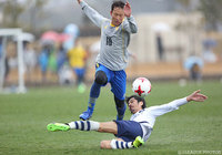 上本 大海（鹿児島）のタックルをかわす内藤 洋平（北九州）【DAZNニューイヤー杯 鹿児島ラウンド 鹿児島vs北九州】