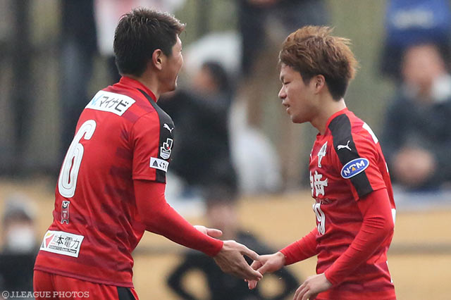交代出場の嶋田 慎太郎（右）のゴールで同点に追いついた熊本【DAZNニューイヤー杯 鹿児島ラウンド 磐田vs熊本】