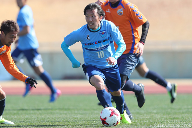 ドリブルで駆け上がる寺田 紳一（横浜FC）【DAZNニューイヤー杯 宮崎ラウンド 長崎vs横浜FC】