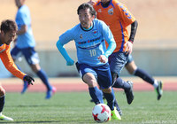 ドリブルで駆け上がる寺田 紳一（横浜FC）【DAZNニューイヤー杯 宮崎ラウンド 長崎vs横浜FC】