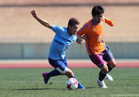 激しい競り合いを見せる増山 朝陽（横浜FC）と古部 健太（長崎）【DAZNニューイヤー杯 宮崎ラウンド 長崎vs横浜FC】