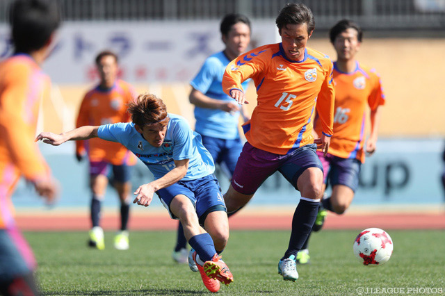 難しい体勢からパスを供給する野崎 陽介（横浜FC）【DAZNニューイヤー杯 宮崎ラウンド 長崎vs横浜FC】