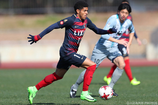 迫力あるドリブルでボールを運ぶレアンドロ（鹿島）【DAZNニューイヤー杯 宮崎ラウンド 鹿島vs福岡】