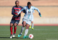 激しい競り合いを見せるレオ シルバ（鹿島）とダニルソン（福岡）【DAZNニューイヤー杯 宮崎ラウンド 鹿島vs福岡】