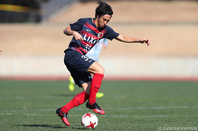 巧みなテクニックでボールを操る金崎 夢生（鹿島）【DAZNニューイヤー杯 宮崎ラウンド 鹿島vs福岡】