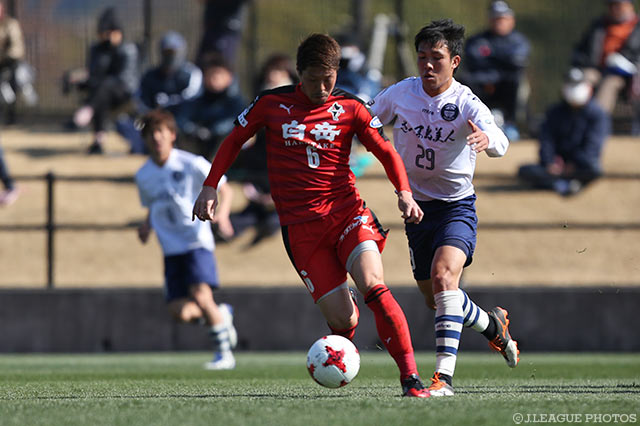 鋭いシュートで鹿児島ゴールを強襲した村上 巧（熊本）【DAZNニューイヤー杯 鹿児島ラウンド 鹿児島vs熊本】