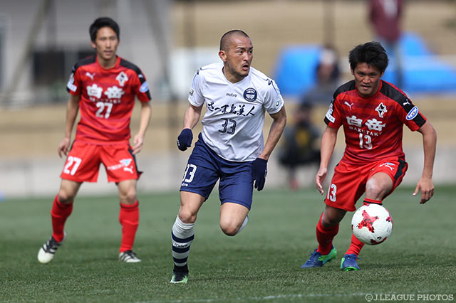 ドリブルでマーカーを引き付け、チャンスを作った田上 裕（鹿児島）【DAZNニューイヤー杯 鹿児島ラウンド 鹿児島vs熊本】