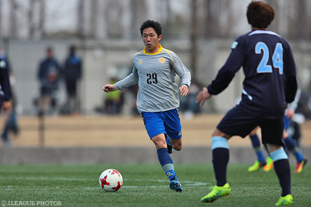 ドリブルで切れ込み、シュートを放った小谷 健悟（北九州）【DAZNニューイヤー杯 鹿児島ラウンド 北九州vs磐田】