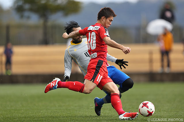 試合序盤に前線で抜け出し、ゴールに迫った平繁 龍一（熊本）【DAZNニューイヤー杯 鹿児島ラウンド 熊本vs北九州】