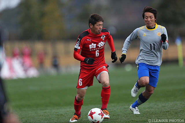 村上 巧（熊本）をマークする池元 友樹（北九州）【DAZNニューイヤー杯 鹿児島ラウンド 熊本vs北九州】