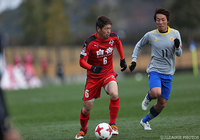 村上 巧（熊本）をマークする池元 友樹（北九州）【DAZNニューイヤー杯 鹿児島ラウンド 熊本vs北九州】