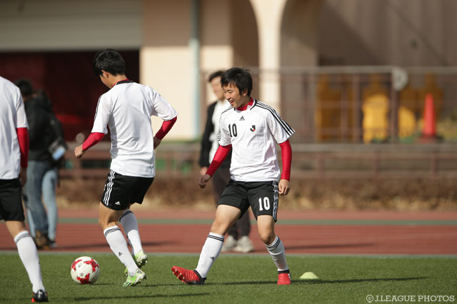 10番を背負う藤本 寛也（東京Ｖユース）は「得点やアシストに関われるプレーをしたい」と話した【NEXT GENERATION MATCH 前日練習】