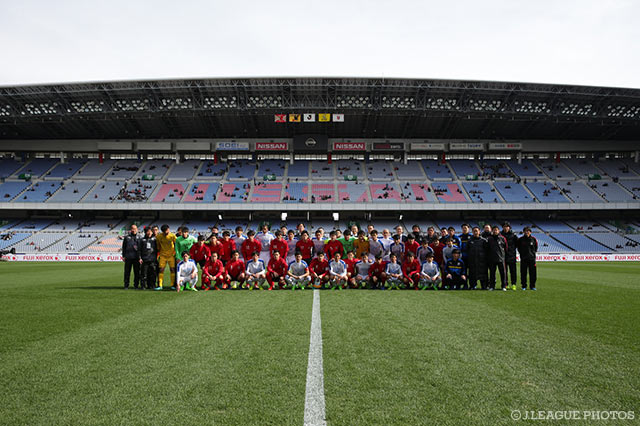 試合前に揃って集合写真に収まる両チーム【NEXT GENERATION MATCH U-18Ｊリーグ選抜vs日本高校サッカー選抜】