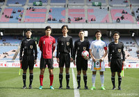 審判団と両チームの主将が集合写真に収まる【NEXT GENERATION MATCH U-18Ｊリーグ選抜vs日本高校サッカー選抜】