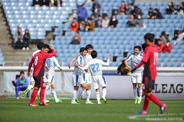 先制点を挙げた日本高校サッカー選抜の町野 修斗（履正社高）を中心に歓喜をの輪が広まる【NEXT GENERATION MATCH U-18Ｊリーグ選抜vs日本高校サッカー選抜】