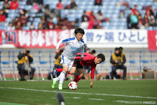 ボールを運ぶ鳥海 芳樹（桐光学園高）【NEXT GENERATION MATCH U-18Ｊリーグ選抜vs日本高校サッカー選抜】