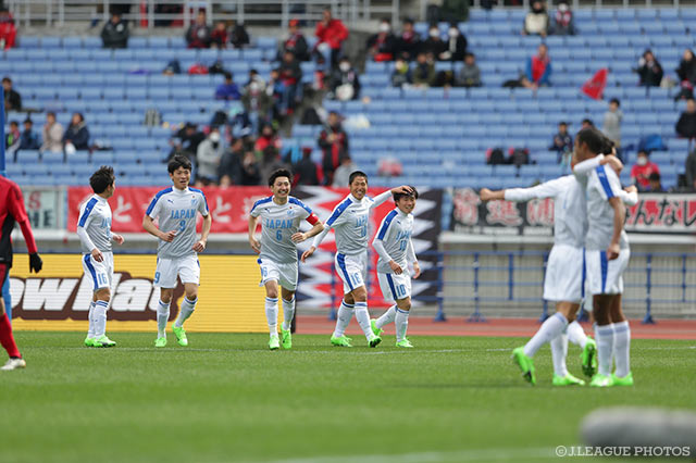 祝福を受ける鳥海 芳樹（桐光学園高）。日本高校サッカー選抜の2点目をマークした【NEXT GENERATION MATCH U-18Ｊリーグ選抜vs日本高校サッカー選抜】