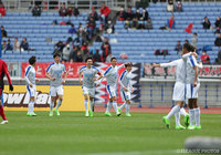 祝福を受ける鳥海 芳樹（桐光学園高）。日本高校サッカー選抜の2点目をマークした【NEXT GENERATION MATCH U-18Ｊリーグ選抜vs日本高校サッカー選抜】