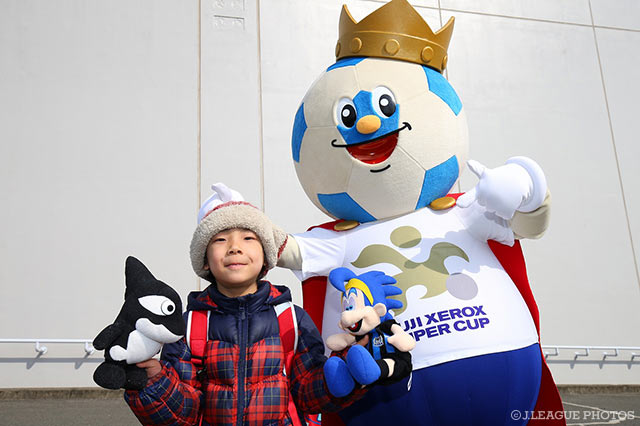Ｊリーグキングが男の子と記念撮影。でもお目当てはグランパスくんとGAMBA BOY？【FUJI XEROX SUPER CUP 2017 鹿島vs浦和】