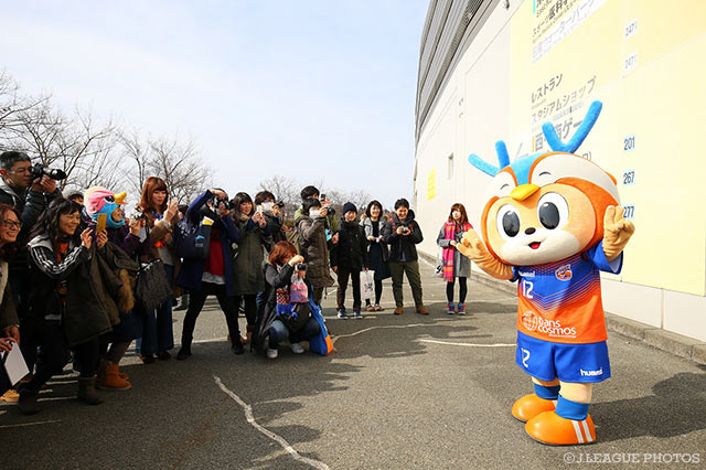 長崎のヴィヴィくんは大人気！撮影会が始まってしまいました【FUJI XEROX SUPER CUP 2017 鹿島vs浦和】