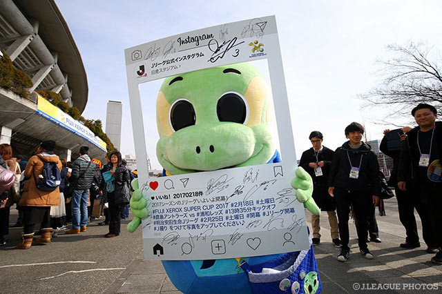 インスタグラムのフレームに収まりきらない愛らしさを誇る大分のニータン【FUJI XEROX SUPER CUP 2017 鹿島vs浦和】