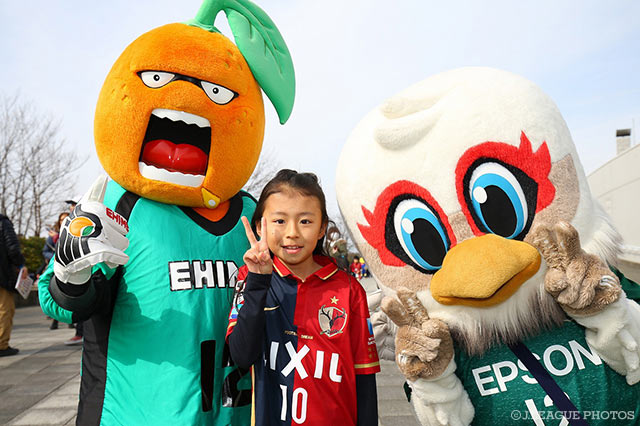 鹿島の女子サポが強面の伊予柑太（愛媛）と可愛いガンズくん（松本）と記念撮影【FUJI XEROX SUPER CUP 2017 鹿島vs浦和】