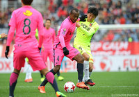 中盤で対峙するレオ シルバ（鹿島）と武藤 雄樹（浦和）