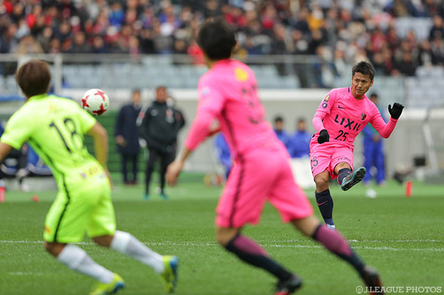 直接FKをゴール右隅へと突き刺し、先制点を挙げた遠藤 康（鹿島）【FUJI XEROX SUPER CUP 2017 鹿島vs浦和】