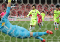 自ら得たPKを決めて1点差とした興梠 慎三（浦和）