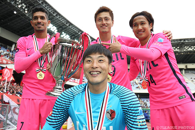 今季最初のタイトルに笑顔を見せる鹿島のクォン スンテ（前列）、ペドロ ジュニオール、鈴木 優磨、金森 健志（後列左から）【FUJI XEROX SUPER CUP 2017 鹿島vs浦和】