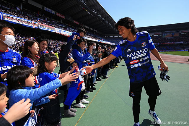 ファンの子供たちと握手する中澤 佑二。ボンバーヘッドは今季も健在【明治安田Ｊ１ 第1節 横浜FMvs浦和】