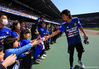 ファンの子供たちと握手する中澤 佑二。ボンバーヘッドは今季も健在【明治安田Ｊ１ 第1節 横浜FMvs浦和】
