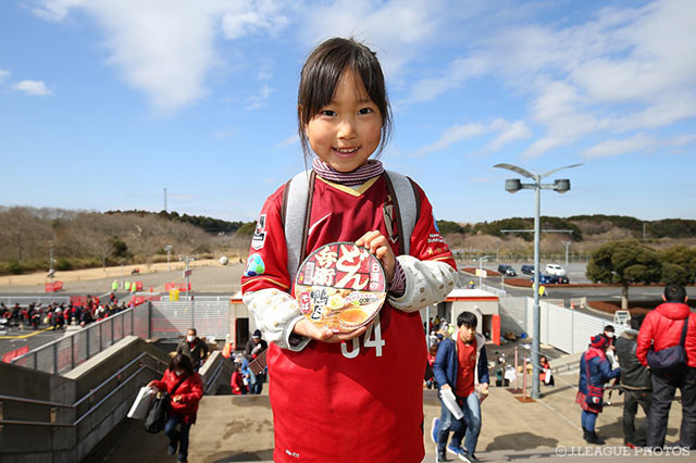 可愛らしい笑顔をみせる女の子【明治安田Ｊ１ 第1節 鹿島vsFC東京】