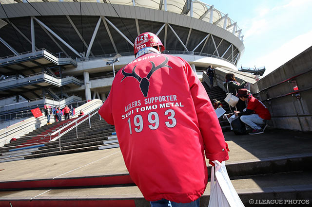 「１９９３」の文字を誇らしげに背負う古参のサポーター【明治安田Ｊ１ 第1節 鹿島vsFC東京】