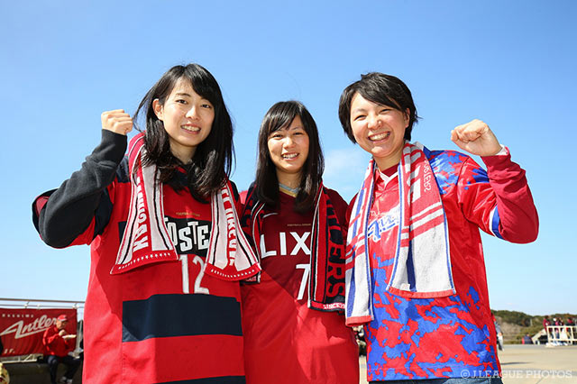 鹿島の女子サポトリオ。時代を感じさせるユニフォームも？【明治安田Ｊ１ 第1節 鹿島vsFC東京】