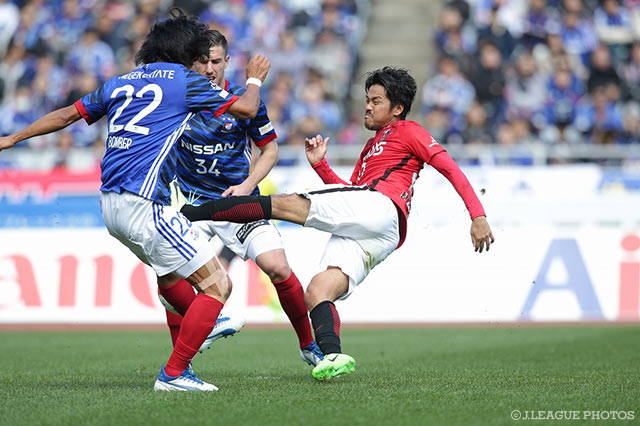 興梠 慎三（浦和）がボレーを狙うも中澤 佑二（横浜FM）がブロック【明治安田Ｊ１ 第1節 横浜FMvs浦和】