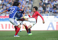 興梠 慎三（浦和）がボレーを狙うも中澤 佑二（横浜FM）がブロック【明治安田Ｊ１ 第1節 横浜FMvs浦和】