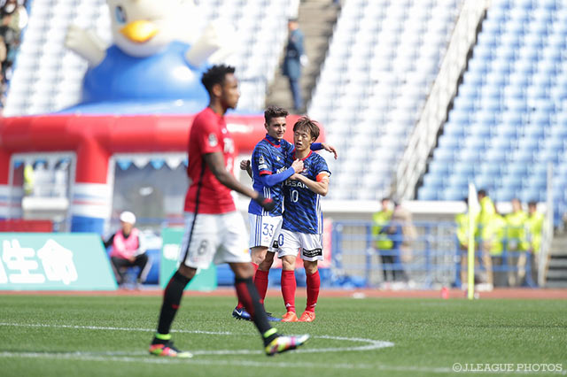 先制点を決めた横浜FMのダビド バブンスキーがアシストした齋藤 学に感謝を示す【明治安田Ｊ１ 第1節 横浜FMvs浦和】