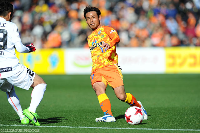 果敢なミドルシュートでゴールを狙った河井 陽介（清水）【明治安田Ｊ１ 第1節 清水vs神戸】