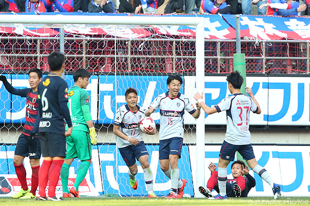 中島 翔哉のシュートのこぼれ球につめ、決勝のオウンゴールを誘発した永井 謙佑（FC東京）【明治安田Ｊ１ 第1節 鹿島vsFC東京】