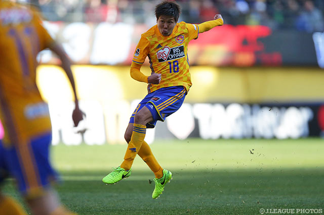 決勝点につながる強烈な一撃を放った三田 啓貴（仙台）【明治安田Ｊ１ 第1節 仙台vs札幌】