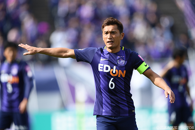 味方に指示を出すキャプテン・青山 敏弘（広島）【明治安田Ｊ１ 第1節 広島vs新潟】