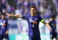 味方に指示を出すキャプテン・青山 敏弘（広島）【明治安田Ｊ１ 第1節 広島vs新潟】