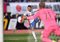 強烈なシュートを放つ新加入のホニ（新潟）【明治安田Ｊ１ 第1節 広島vs新潟】