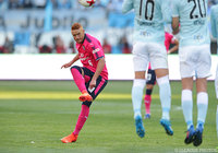 フリーキックからゴールを狙うソウザ（Ｃ大阪）【明治安田Ｊ１ 第1節 Ｃ大阪vs磐田】