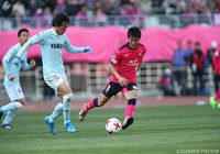 中村 俊輔と対峙する柿谷 曜一朗（Ｃ大阪）。共にシュート３本を放ったが開幕ゴールはならず【明治安田Ｊ１ 第1節 Ｃ大阪vs磐田】