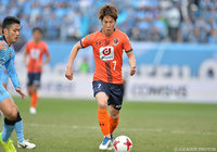 スルーパスでチャンスを作った江坂 任（大宮）【明治安田Ｊ１ 第1節 大宮vs川崎Ｆ】