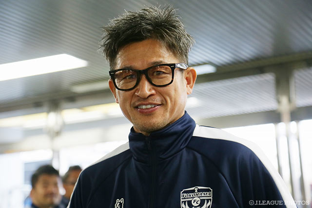試合前にリラックスした表情を見せる三浦 知良(横浜FC)。50歳の誕生日に先発出場が決定【明治安田Ｊ２ 第1節 横浜FCvs松本】