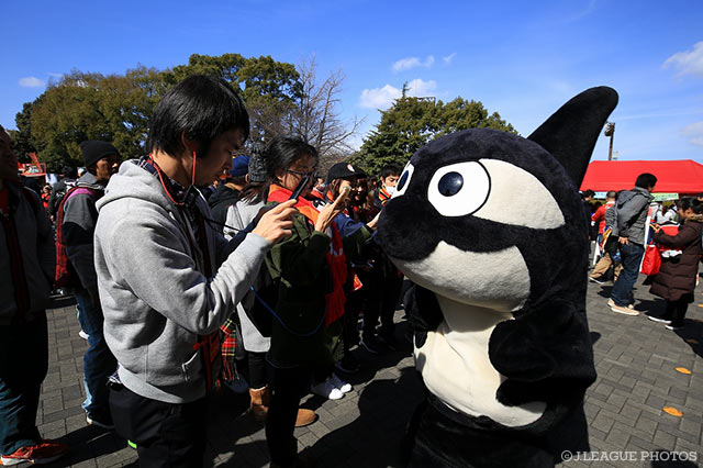 マスコット総選挙で6位と健在ぶりをアピールしたグランパス君。出歩くとシャッターの嵐に【明治安田Ｊ２ 第1節 名古屋vs岡山】
