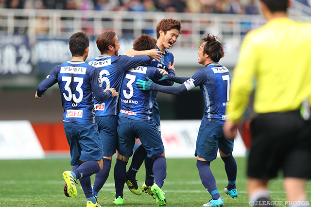 前半アディショナルタイムに同点のFKを決めた駒野 友一（福岡 #3）【明治安田Ｊ２ 第1節 福岡vs大分】